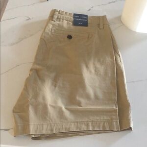 🚨NWT 🚨Tan Casual 7 inch kaki Shorts